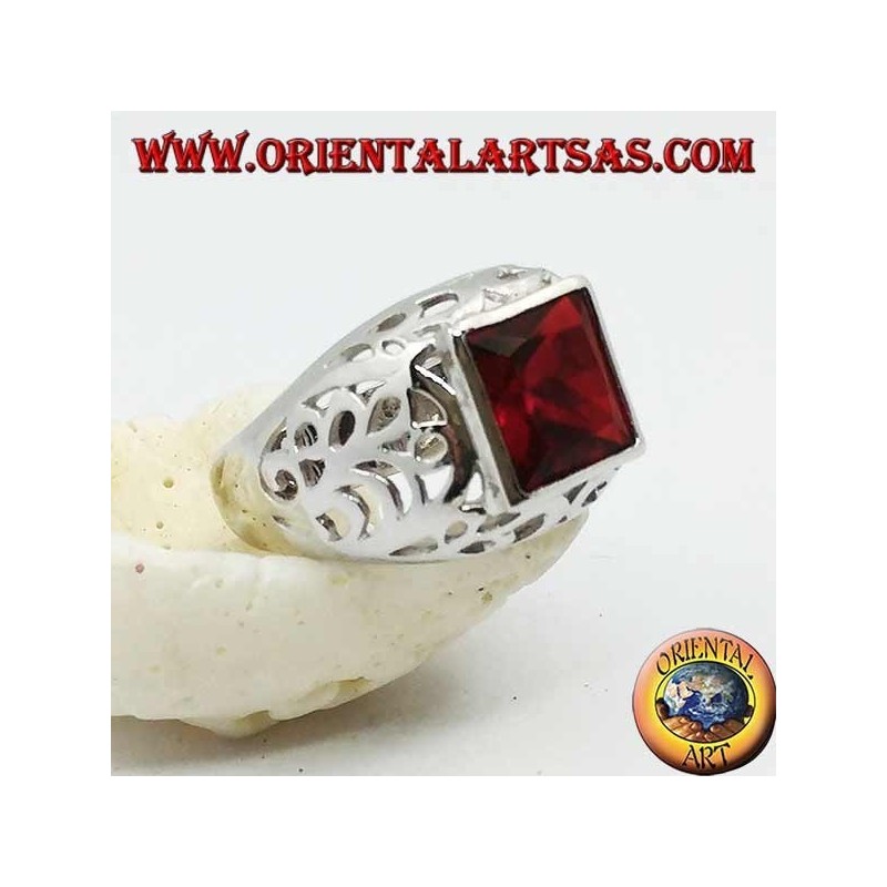 Anello in argento con zircone quadrato color granato traforato sui lati