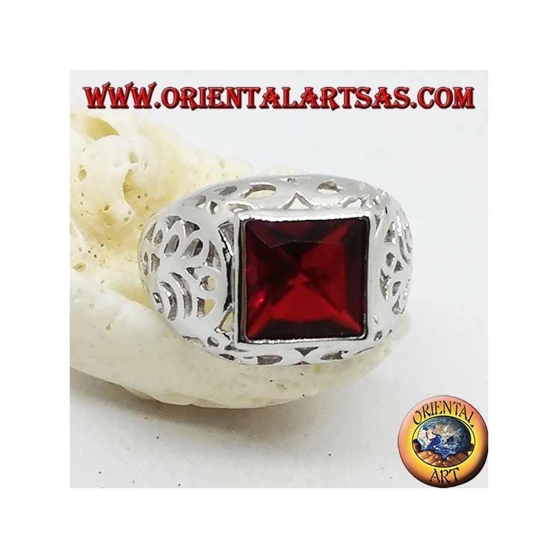 Anello in argento con zircone quadrato color granato traforato sui lati