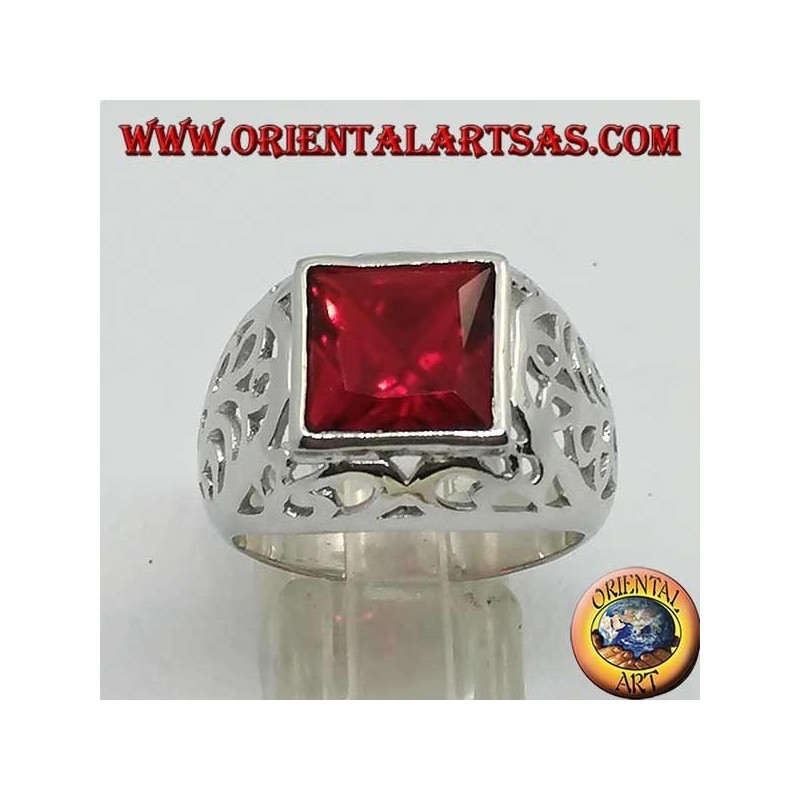 Anello in argento con zircone quadrato color granato traforato sui lati