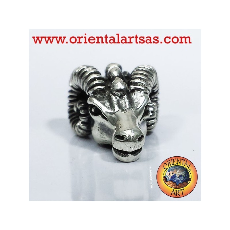 La cabeza colgante de plata del espolón del aries