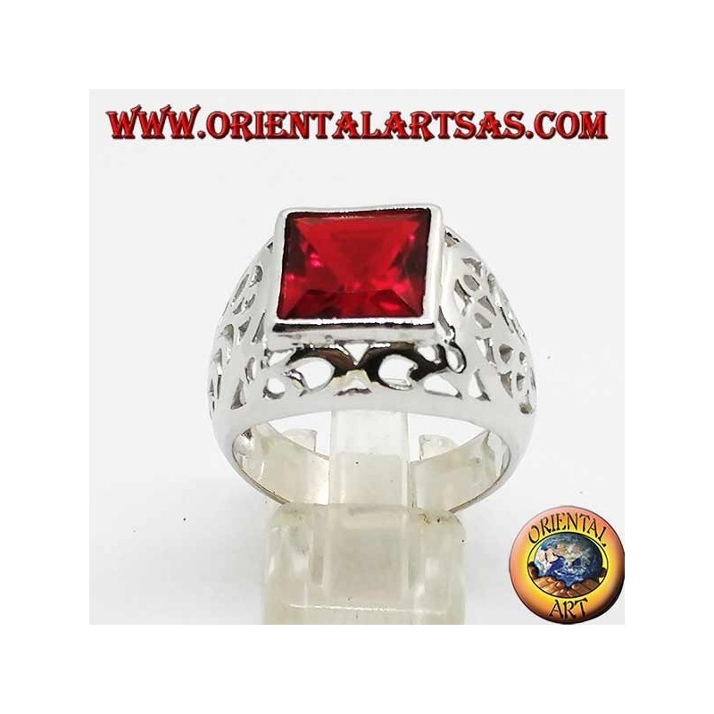 Anello in argento con zircone quadrato color granato traforato sui lati