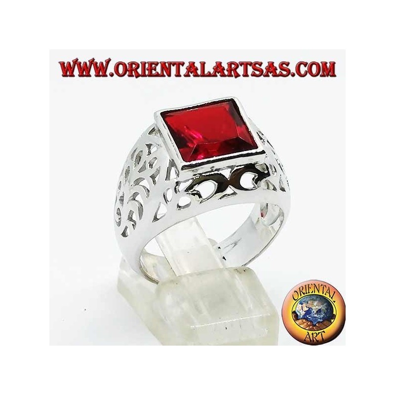 Anello in argento con zircone quadrato color granato traforato sui lati
