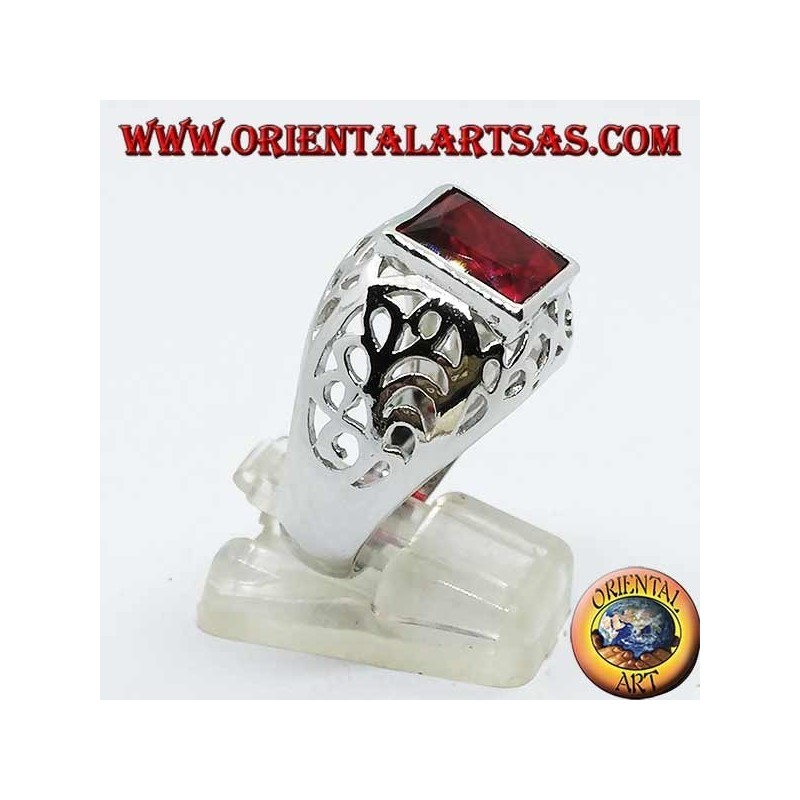 Anello in argento con zircone quadrato color granato traforato sui lati