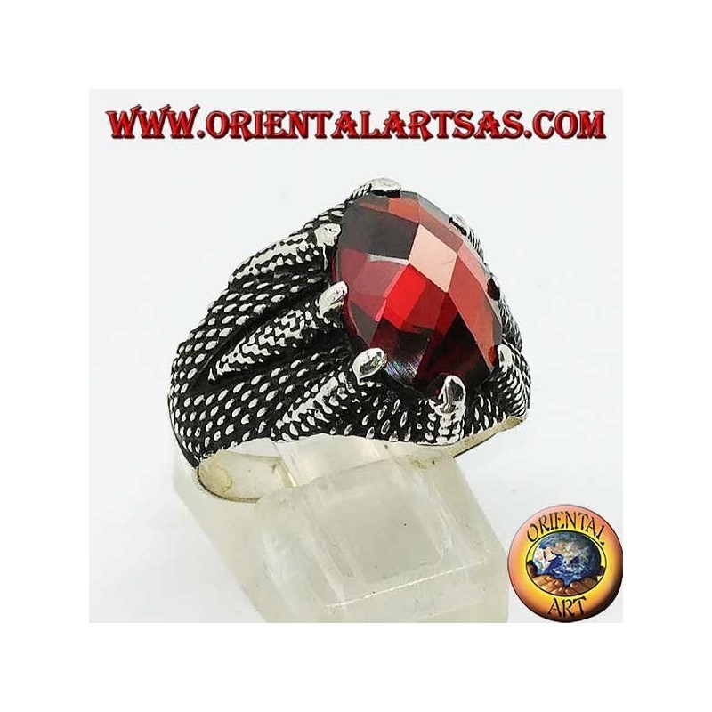 Silberring mit ovalem, facettiertem Granat an den Krallen