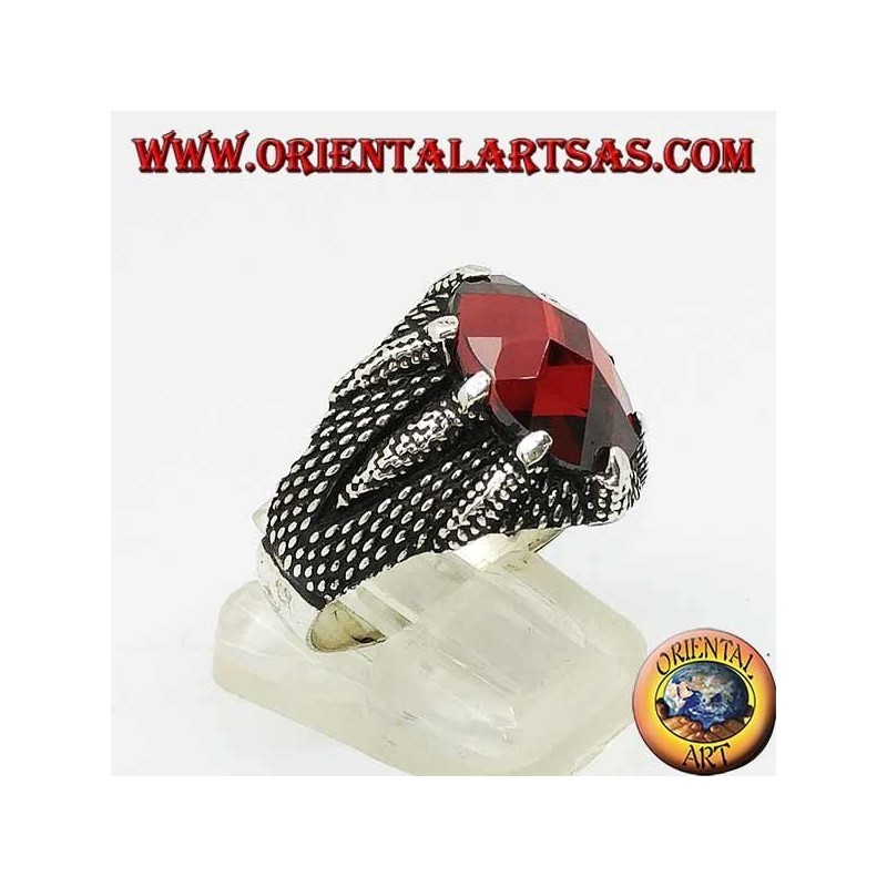 Anillo de plata con granate ovalado facetado fijado por las garras