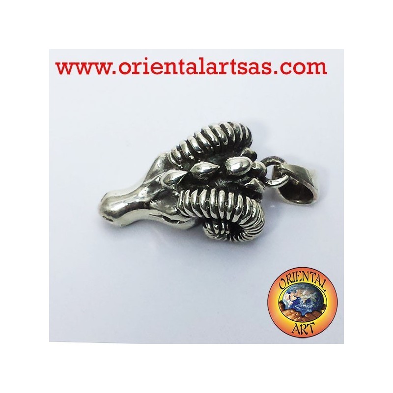 La cabeza colgante de plata del espolón del aries
