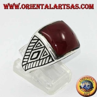 Anello in argento con corniola quadrata bombata intarsi geometrici sui lati