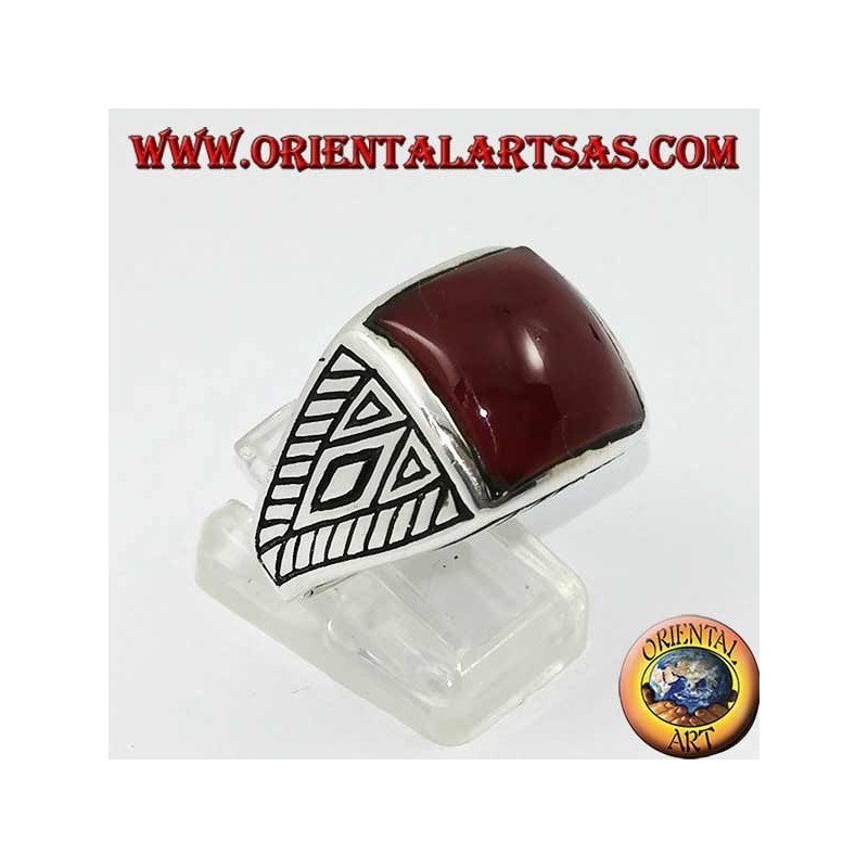 Bague en argent avec incrustations géométriques de cornaline carrée arrondie sur les côtés