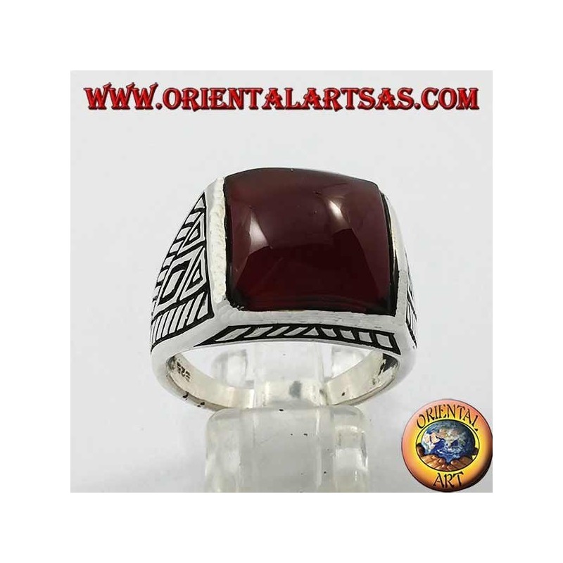 Bague en argent avec incrustations géométriques de cornaline carrée arrondie sur les côtés