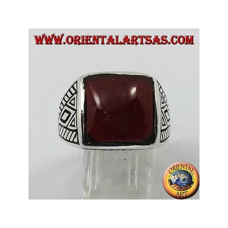 Bague en argent avec incrustations géométriques de cornaline carrée arrondie sur les côtés