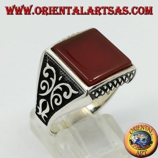 Anillo de plata con cornalina cuadrada plana y decoraciones florentinas en los laterales.