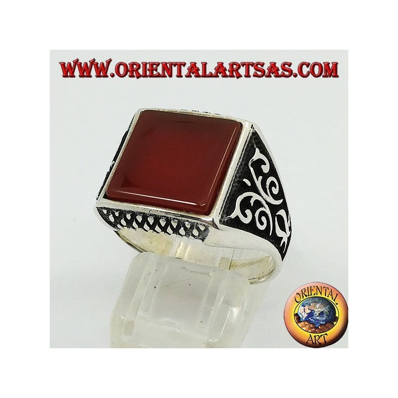 Anillo de plata con cornalina cuadrada plana y decoraciones florentinas en los laterales.