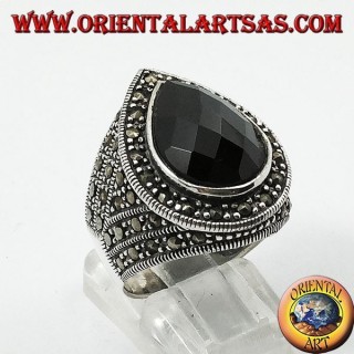 Anello in argento con onice a goccia sfaccettata contornata da marcasite 