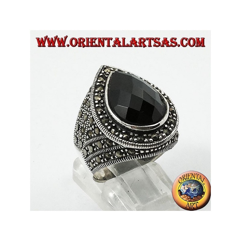 Anello in argento con onice a goccia sfaccettata contornata da marcasite 