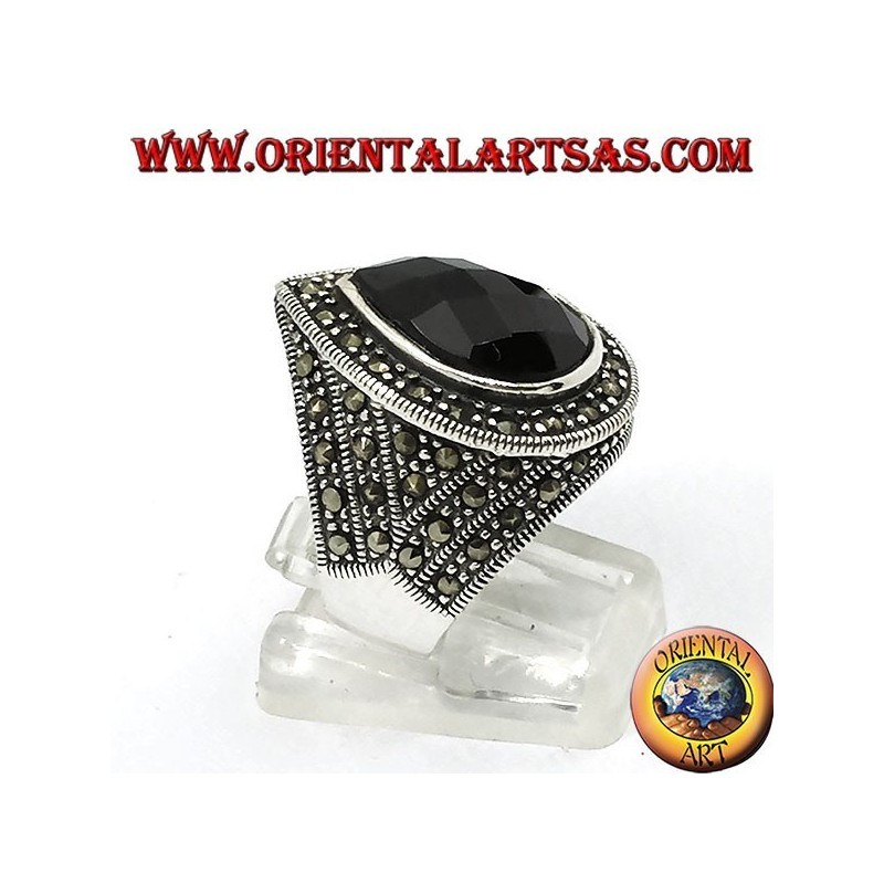 Silberring mit facettiertem Teardrop-Onyx, umgeben von Markasit