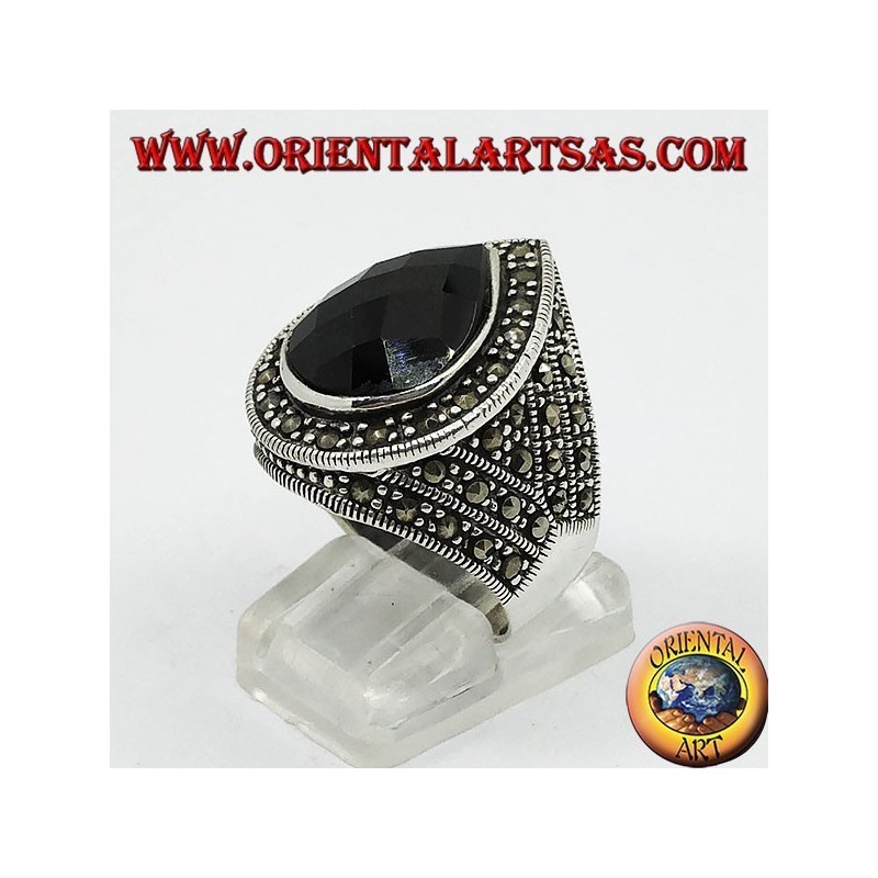 Bague en argent avec onyx en forme de larme facettée entourée de marcassite