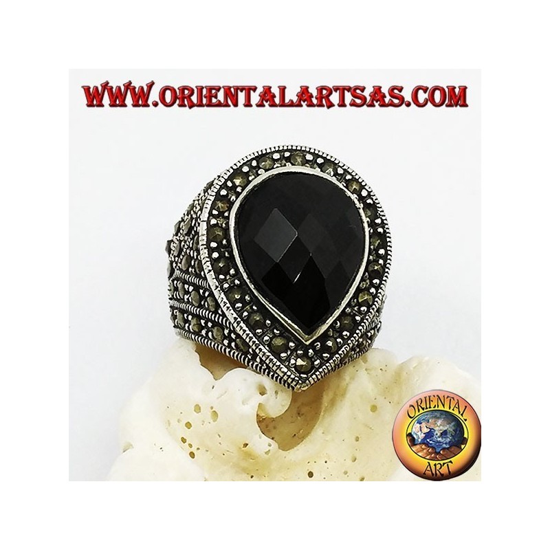 Anillo de plata con ónice facetado en forma de lágrima rodeado de marcasita