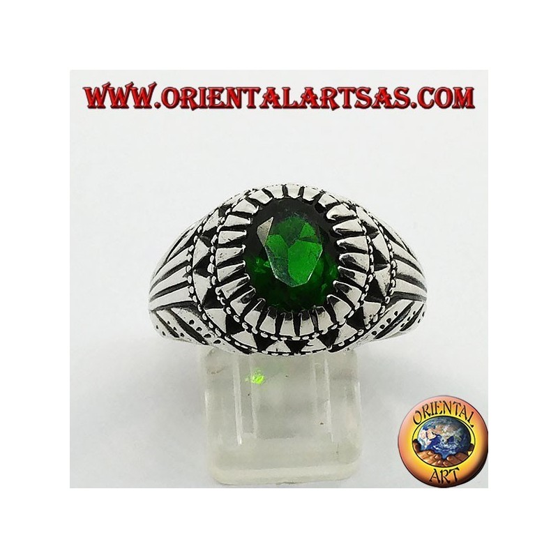 Anello in argento con zircone ovale color smeraldo incastonato e intagli sui lati