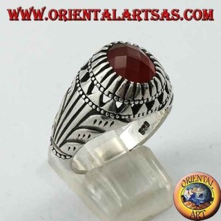 Anillo de plata con conjunto de cornalina ovalada y tallas en los lados.