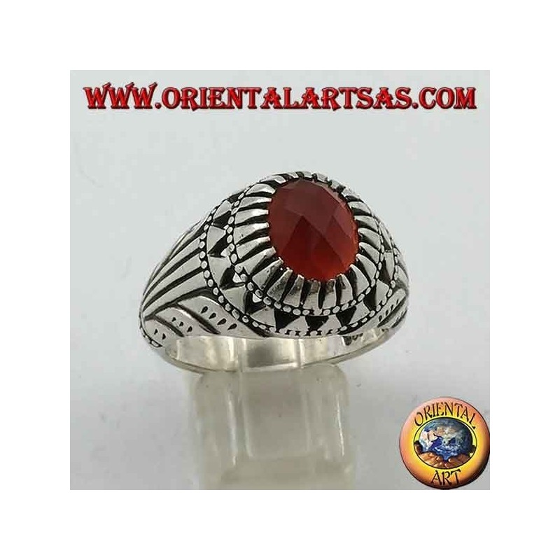 Bague en argent avec cornaline ovale et sculptures sur les côtés