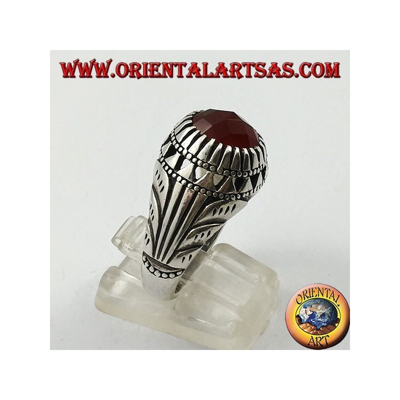 Bague en argent avec cornaline ovale et sculptures sur les côtés