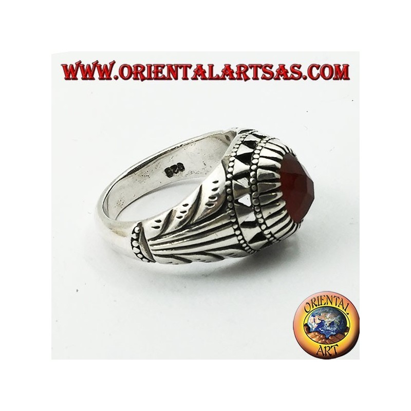 Bague en argent avec cornaline ovale et sculptures sur les côtés