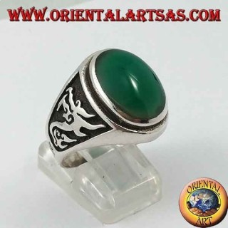 Anello in argento con agata verde ovale e drago in altorilievo sui lati