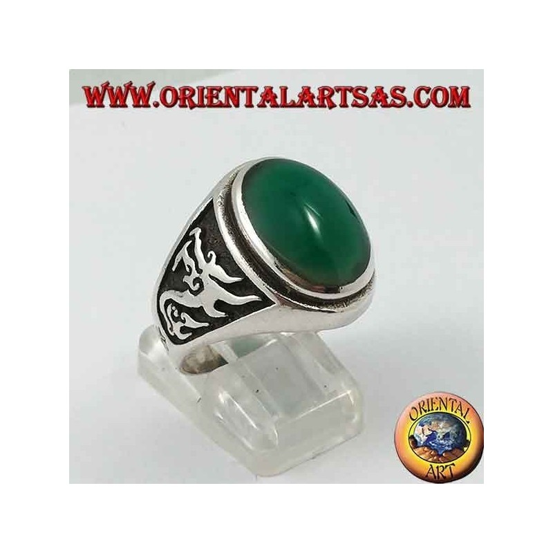 Bague en argent avec agate verte ovale et dragon en haut-relief sur les côtés
