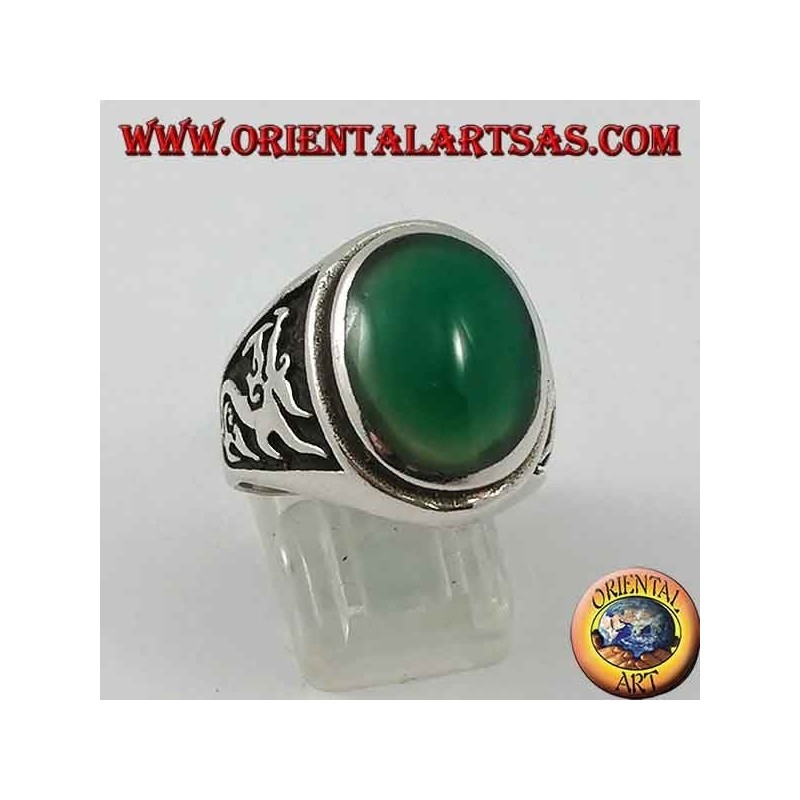 Anello in argento con agata verde ovale e drago in altorilievo sui lati
