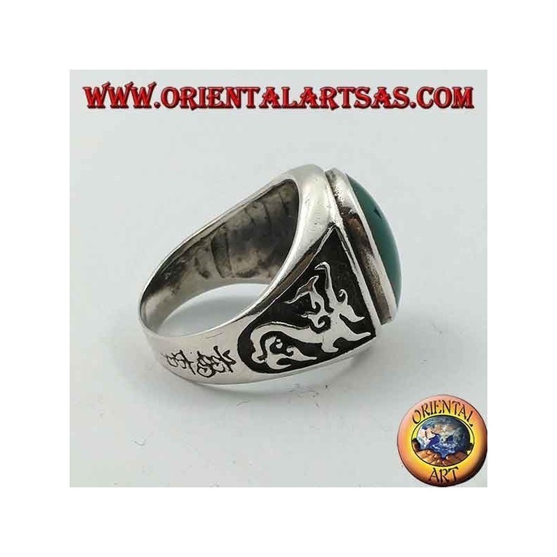 Anillo de plata con ágata verde ovalada y dragón en alto relieve en los costados.
