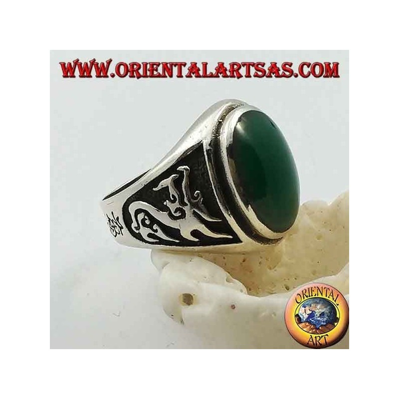 Anello in argento con agata verde ovale e drago in altorilievo sui lati