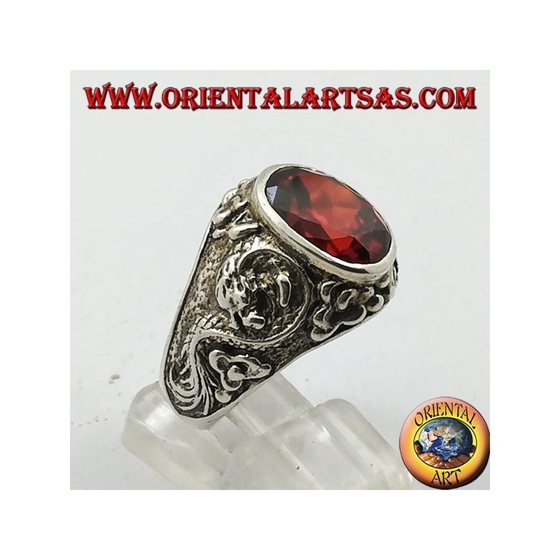 Anillo de plata con granate ovalado facetado y dragón estilizado en alto relieve en los costados