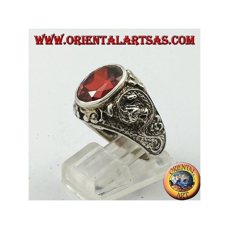 Anillo de plata con granate ovalado facetado y dragón estilizado en alto relieve en los costados