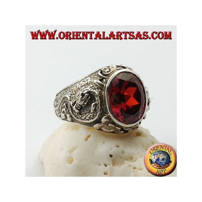 Anillo de plata con granate ovalado facetado y dragón estilizado en alto relieve en los costados