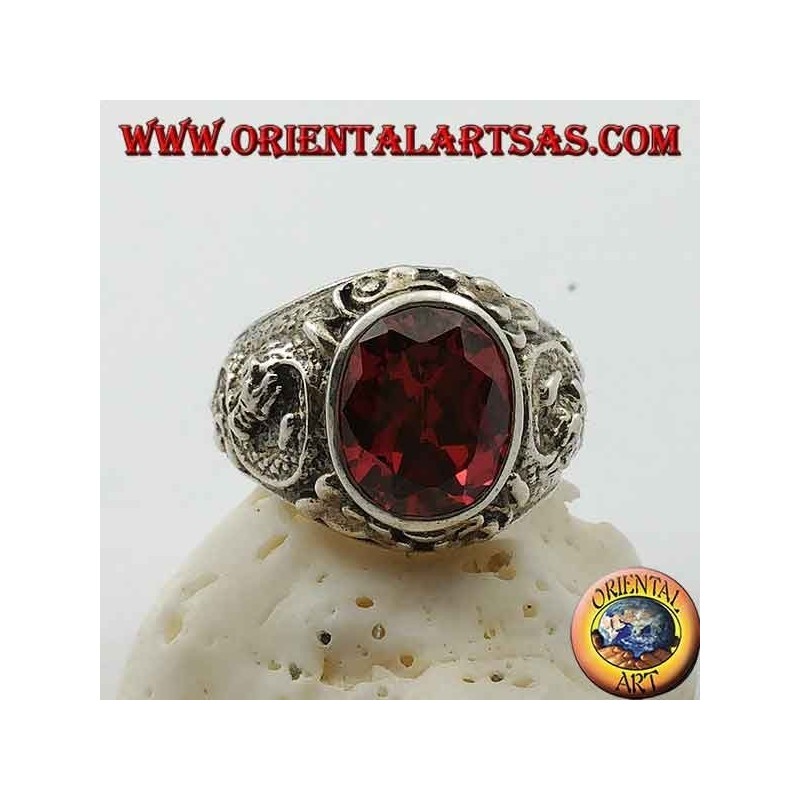 Anillo de plata con granate ovalado facetado y dragón estilizado en alto relieve en los costados