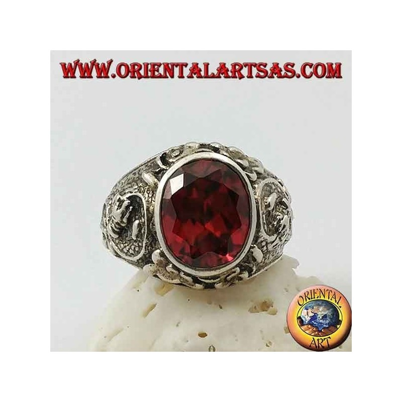Anillo de plata con granate ovalado facetado y dragón estilizado en alto relieve en los costados