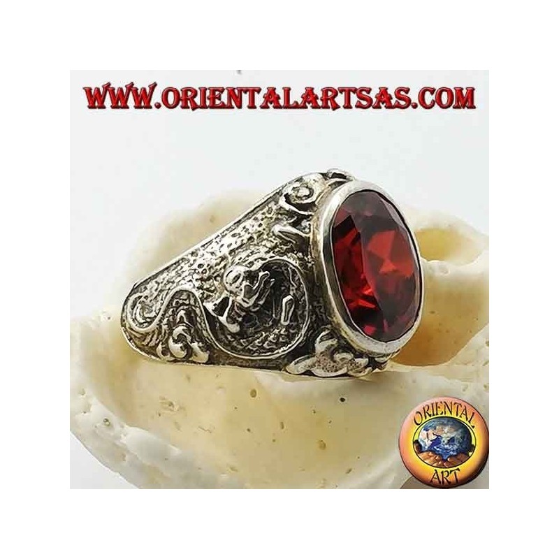 Anillo de plata con granate ovalado facetado y dragón estilizado en alto relieve en los costados