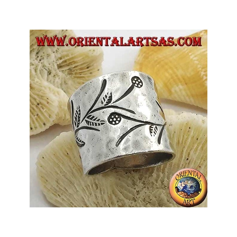 Gehämmerter silberner Ring mit handgefertigten Blumenstichen (Karen)
