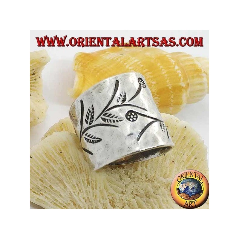 Bague en argent martelé avec gravures florales faites à la main (Karen)