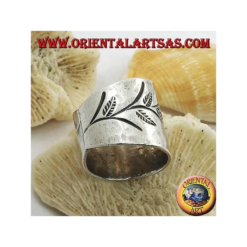 Hammered band silver ring with handmade floral engravings (Karen)