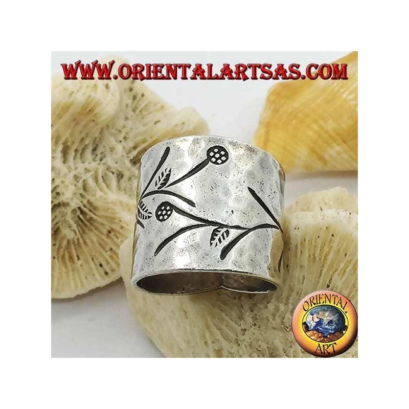 Bague en argent martelé avec gravures florales faites à la main (Karen)