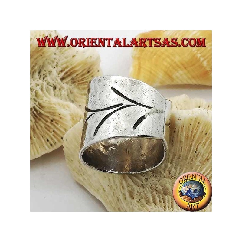 Anillo de plata con banda martillada con grabados florales hechos a mano (Karen)