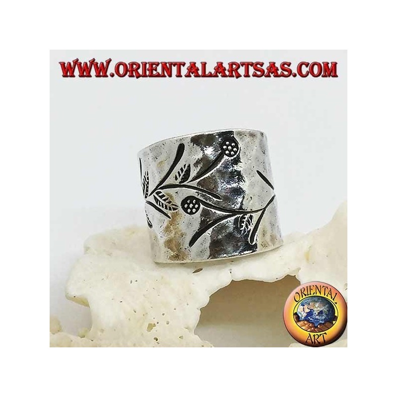 Anillo de plata con banda martillada con grabados florales hechos a mano (Karen)