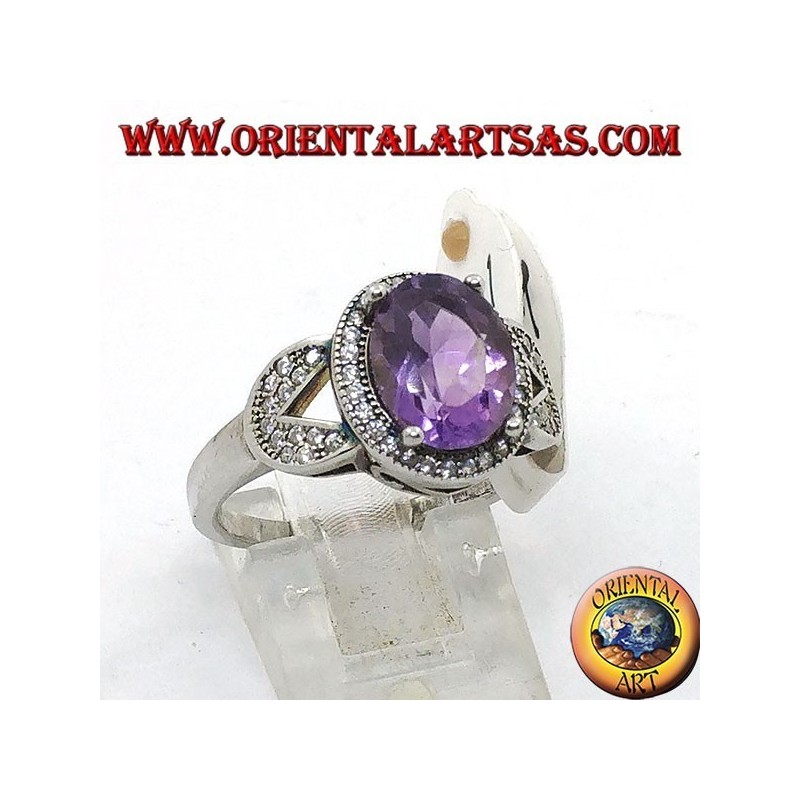 Anillo de plata con un conjunto ovalado de amatista natural rodeado de circonitas.