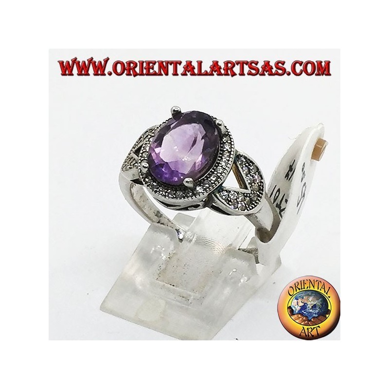 Anillo de plata con un conjunto ovalado de amatista natural rodeado de circonitas.