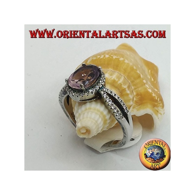 Anillo de plata con amatista ovalada natural engastada con dos hileras de circonitas en los laterales.