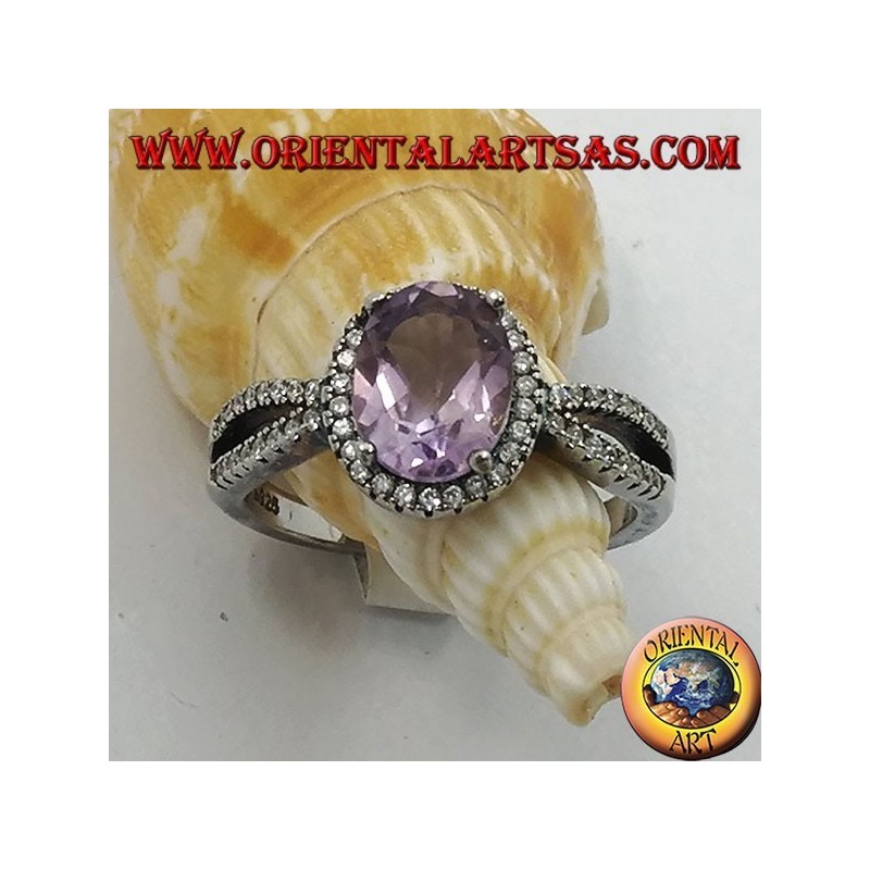 Silberring mit ovalem natürlichem Amethyst, besetzt mit zwei Reihen Zirkonen an den Seiten