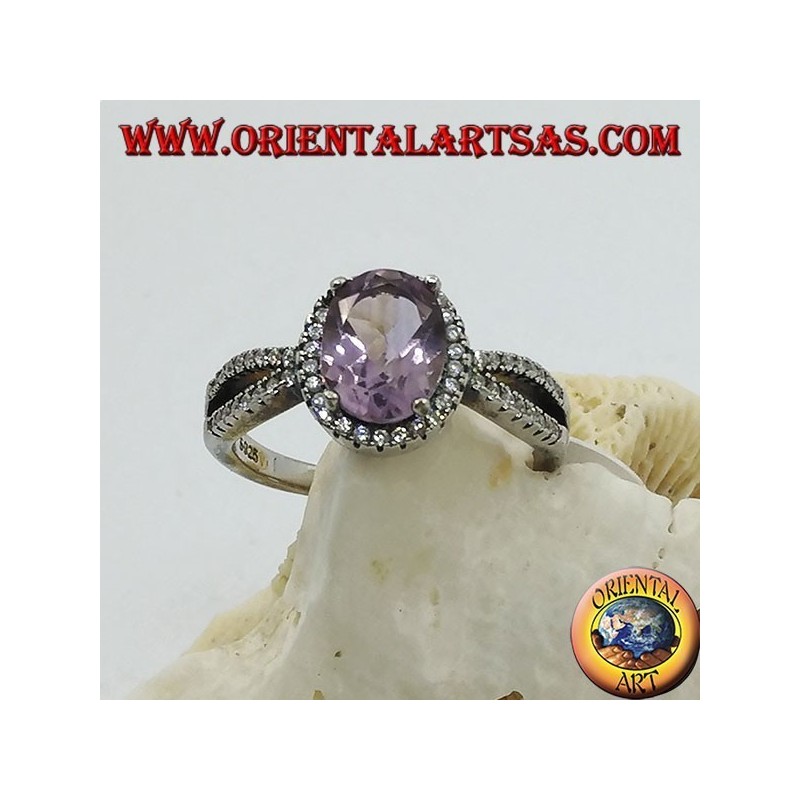 Anillo de plata con amatista ovalada natural engastada con dos hileras de circonitas en los laterales.