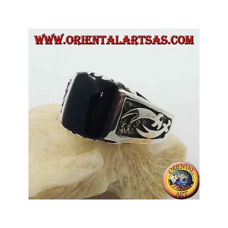 Bague en argent avec onyx rectangulaire et cimitières Zulfiqar haut relief sur les côtés