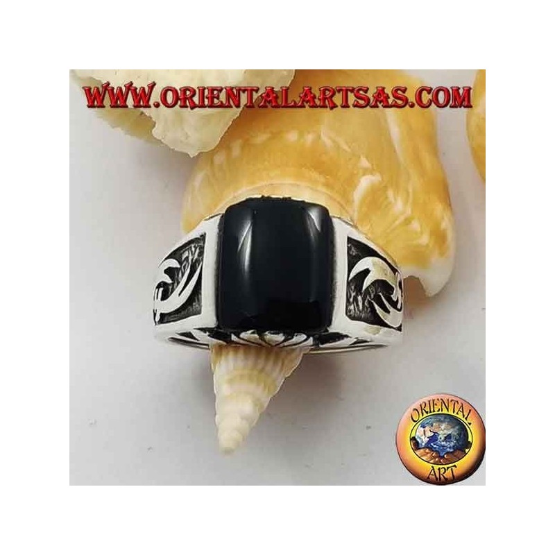 Anillo de plata con ónix rectangular y cimitarras Zulfiqar de alto relieve en los laterales.